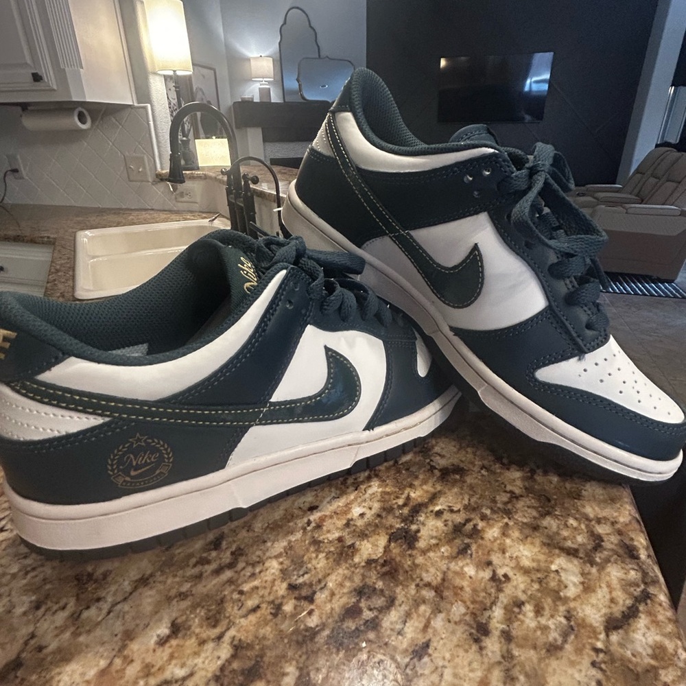 New w/o tags. Never worn, too narrow for my son. Size 6 navy hunter green dunks!